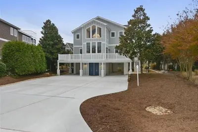 Image de Bay Views from this Upscale Home in Cape Shores!