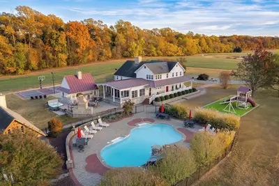 Image de Saybrook Hall | Pickleball + Pool + Hot Tub