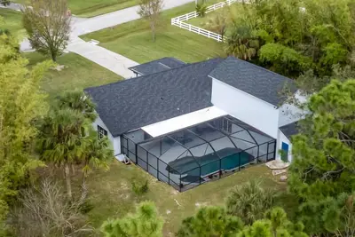 Image de Lots of room for fun, spacious backyard, screened pool and space for a barbecue.