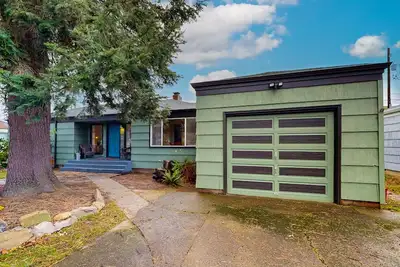 Image de Charming 1950s remodeled home close to park, with WiFi, piano, deck