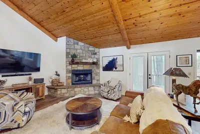 Image de Immerse yourself in the charm of this delightful cabin tucked among the pines