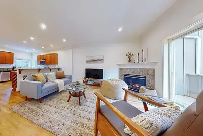 Image de Sand Point Area Townhome with a great location, gas fireplace, & patio area!