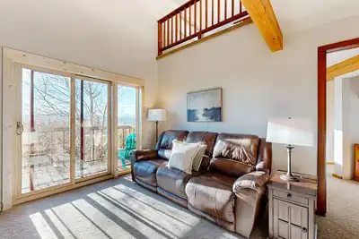 Image de Spacious condo with shared pool & hot tub - great location