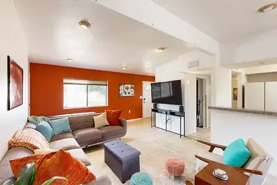 Image de Colorful dog-friendly home with large fenced yard and firepit
