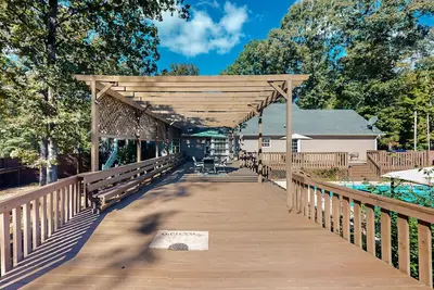 Image de Spacious 5 bedroom retreat with seasonal pool and hot tub on 5 acres