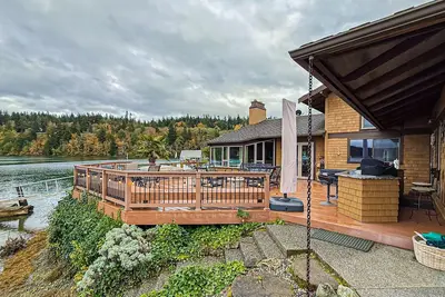 Image de Stunning Waterfront Home, w/ Private Hot Tub, Private Swimming area, & Fire pit!