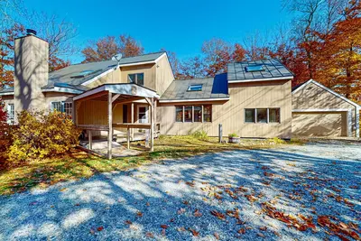Image de Beautiful dog-friendly house w/ fireplace, firepit, bbq, deck, patio, w/d, wifi