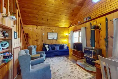 Image de Cozy country cottage with loft, charming fireplace & scenic views