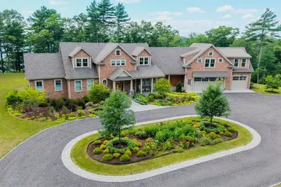 Image de Incredible home on lake with views, private beach, deck, Ac, & W/D