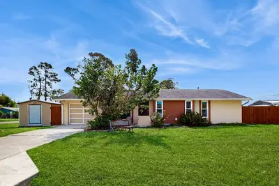 Image de Spacious home with enclosed pool and patio and near attractions