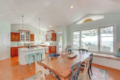 Image de Cottage w/ Private Beach + Fire Pit in Manistee!