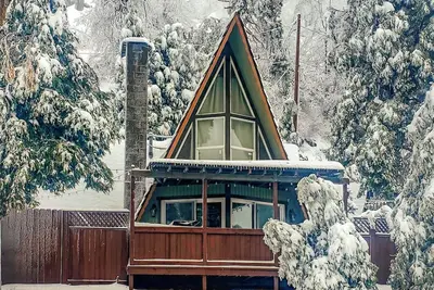 Image de Charming A Frame 2-bedroom cabin with WiFi, Ac in beautiful Rimforest