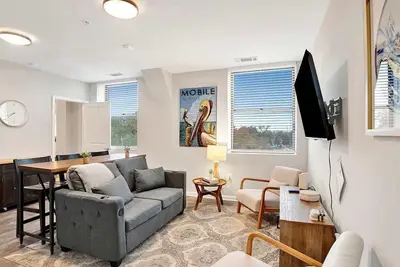 New! Renovated 1 Br downtown apt