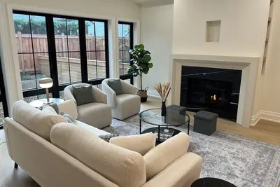 Image de Peaceful Downtown Oakville Charming 4 bedroom house with WiFi & Ac steps to lake