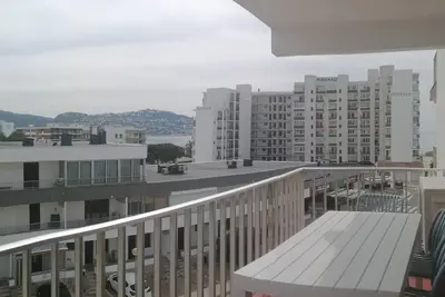 Image de Appartement en 2ème ligne de plage à Roses avec clim, terrasse, WiFi et parking.