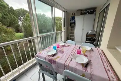 Image de T2 cabine avec parking et piscine, proche commodités