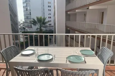 Image de Appartement 6 pers. , 2ᵉ ligne de plage à Roses avec WiFi, coffre-fort, terrasse et parking