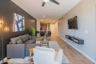 Image de Walk To Asu Spacious | Pool, Gym, W/D & Parking