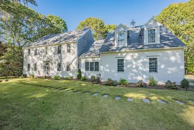 Image de Stunning 4bd sleeps 12, 2. 5ba, Ac, 1/2mile to Snake Pond