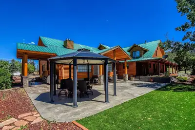 Image de Quarter Horse Lodge | Grand Southwest Cabin | Sleeps 16+ | Amazing Views | Near Grand Canyon
