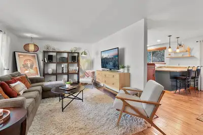 Image de New! Chic Hideaway ~ Hot Tub ~ Ping Pong Table ~ Close to Old Mill