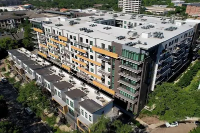 Image de Landing | Stylish 2bd, Tennis Court, Gym