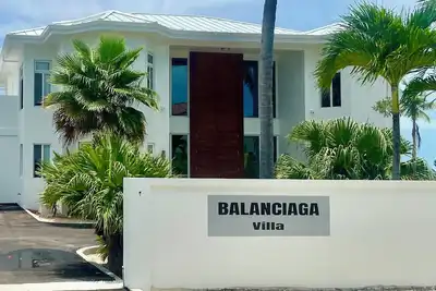 Image de Luxury 6-bedroom villa in amazing view 6 min walking to the beach.