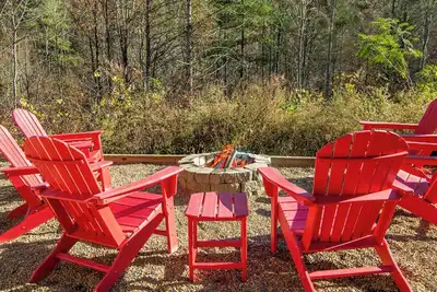 Image de *Cozy 4bd Lodge w/ Hot Tub! Fire Pit + Near Town! *