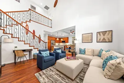 Image de **Fairways Mauna Lani #1606 - Luxurious 2-Bedroom Retreat: 2 King beds, Remodele
