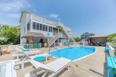 Image de Partial ocean and sound views from this coastal Corolla getaway!