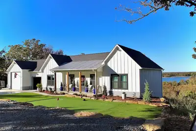 Image de Beautiful 2 level, 4 bedroom, 3 1/2 bathroom home with View of Lake Eufala