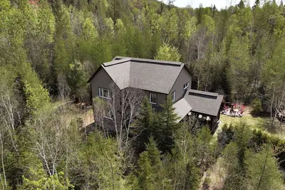 Image de Spacieux chalet isolé mais au centre de tout. Ski, motoneige, randonnée, plage.