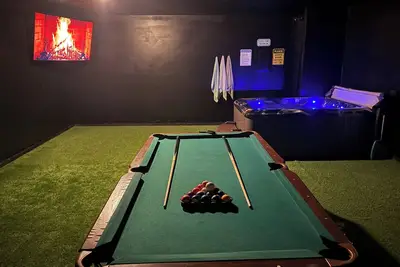 Image de \"Cozy 3br Escape • Jacuzzi & Games\"