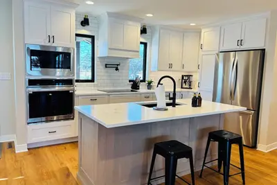 Image de Modern Lake Home: Family Fun & Memorable Getaway!