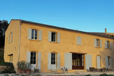 Image de Mas rénové en campagne Lubéron Sud - 14 pers