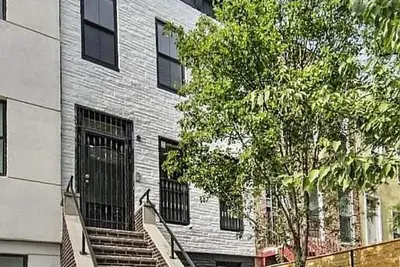 Image de 3-bedroom apartment in welcoming Brooklyn-Broadway Junction