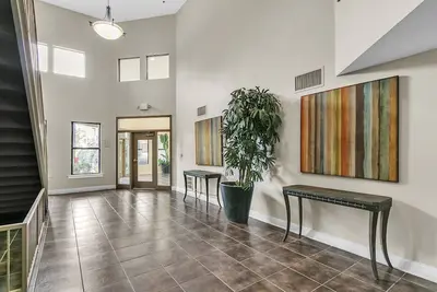 Image de New! Stylish Sky Lofts Condo in Historic West End