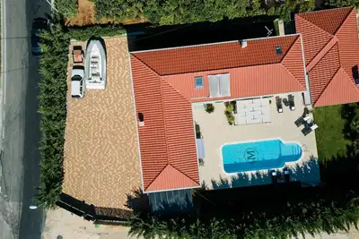 Image de Luxury Villa with Heated Pool, Terrace, and Outdoor Amenities for Relaxation - Five Bedroom Villa