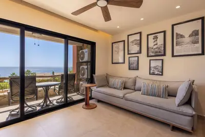 Image de Stunning Oceanview + Swimmable Beach + Equipped Kitchen + 10 min to Downtown