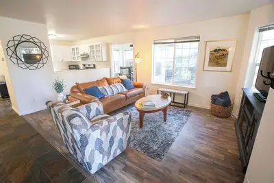 Image de Newly updated! 4Bdrm, Office, 3 Full Baths, Big yard, Close to everything!