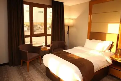 Image de Spacious Room w/ Living Area Close to Mecca Mall | Free Parking