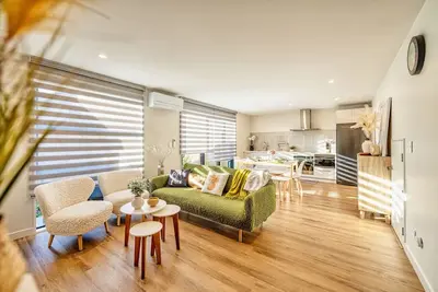 Image de 3 bed home with pool table near Westfield Mall