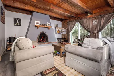 Image de 3 Br townhome with log cabin ambience. Perfect location just off access road!