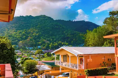 Image de Carolyn's View has a full apartment and four double occupancy rooms.