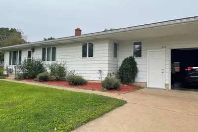 Image de Charming pet friendly cozy hideaway with private backyard.