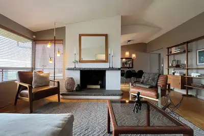 Image de Spacious 4-bedroom Mid Century Modern View Home in Renton