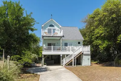 Image de Chase'n Summer: New Rental with Hot Tub, 1550 Ft to Beach