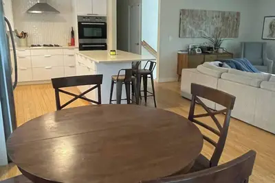 Spacious 4-bedroom house with WiFi, Ac in awesome Portland