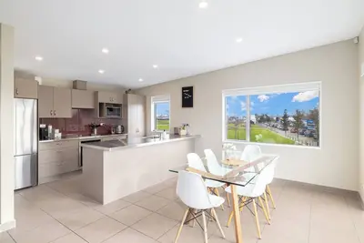 Image de Townhouse close to Cbd. Double internal access garage. Full kitchen and dining.