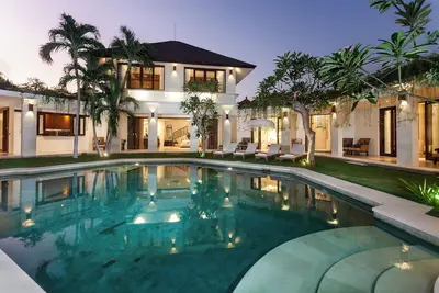 Image de Villa Lenu Seminyak 5bed Villa across from beach and next to shops restaurants